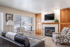 Charming 2 BDR Getaway with Views and Private Hot Tub